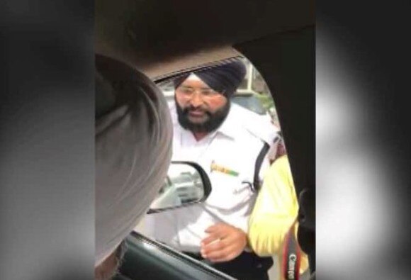 Punjab Fm Manpreet Badal Catches Cop Taking Bribe Two Suspended ঘুষ নিতে গিয়ে পঞ্জাবের অর্থমন্ত্রীর কাছে হাতেনাতে ধরা পড়ে সাসপেন্ড দুই পুলিশকর্মী