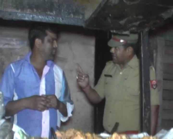 স্কুল কলেজের পাশাপাশি হোটেলগুলির আশপাশেও নজর রাখছে অ্যান্টি রোমিও স্কোয়াড। শপিং মল, সিনেমা হল- কিছু বাদ পড়ছে না। মেয়েদের উত্যক্ত করার অভিযোগে ইতিমধ্যেই ধরা হয়েছে ১০০-র বেশি যুবককে। 