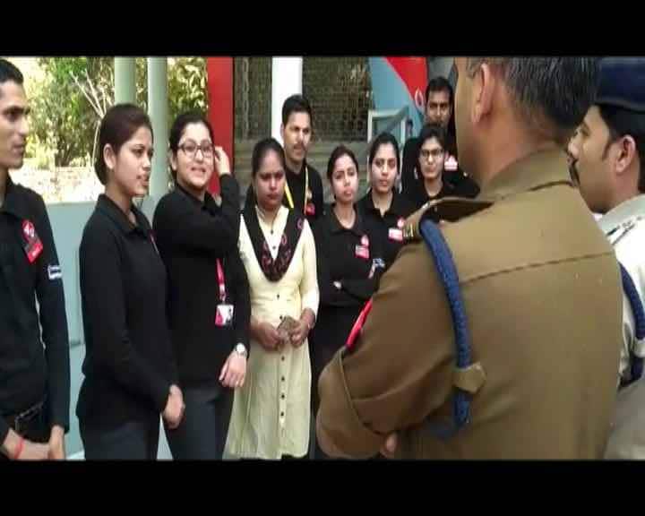 স্কুল, কলেজের ছাত্রীদের সঙ্গে কথাও বলছে পুলিশ।