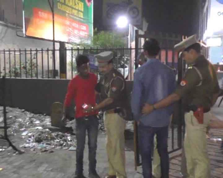 মোরাদাবাদের স্কুল, কলেজের সামনে ঘুরঘুর করা যুবকদের ধরপাকড়। 