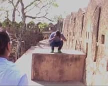 উত্তরপ্রদেশে যুবকের মাথা কামাচ্ছে অ্যান্টি রোমিও স্কোয়াড, অনলাইনে ভাইরাল ভিডিও