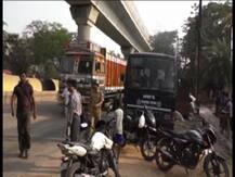 পুলিশের তোলাবাজির অভিযোগকে কেন্দ্র করে জোকায় উত্তেজনা, ডায়মন্ডহারবার রোড অবরোধ