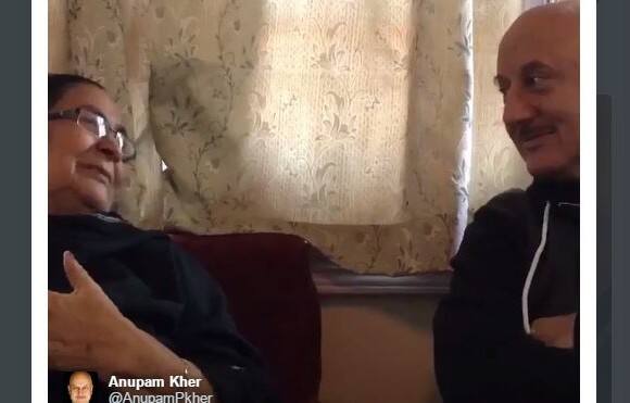 মাকে সিমলায় বাড়ি উপহার দিলেন অনুপম খের Anupam Kher Gifts Mother Her Dream House In Shimla মাকে সিমলায় বাড়ি উপহার দিলেন অনুপম খের