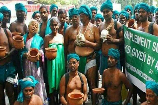 Protesting Tamilnadu Farmers Drink Urine এবার মূত্রপান করলেন রাজধানীতে অবস্থানে বসা তামিলনাড়ুর চাষিরা!