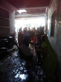 বন্ধের দাবিতে বারাণসীতে দেশী মদের ঠেকে ভাঙচুর মহিলাদের