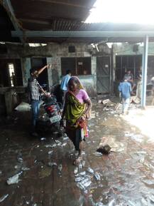 বন্ধের দাবিতে বারাণসীতে দেশী মদের ঠেকে ভাঙচুর মহিলাদের