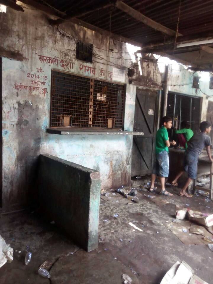 শুধু দোকান ভাঙচুর করাই নয়, মদ তৈরির সামগ্রীও রাস্তায় ফেলে আগুন ধরিয়ে দেন ওই মহিলারা।