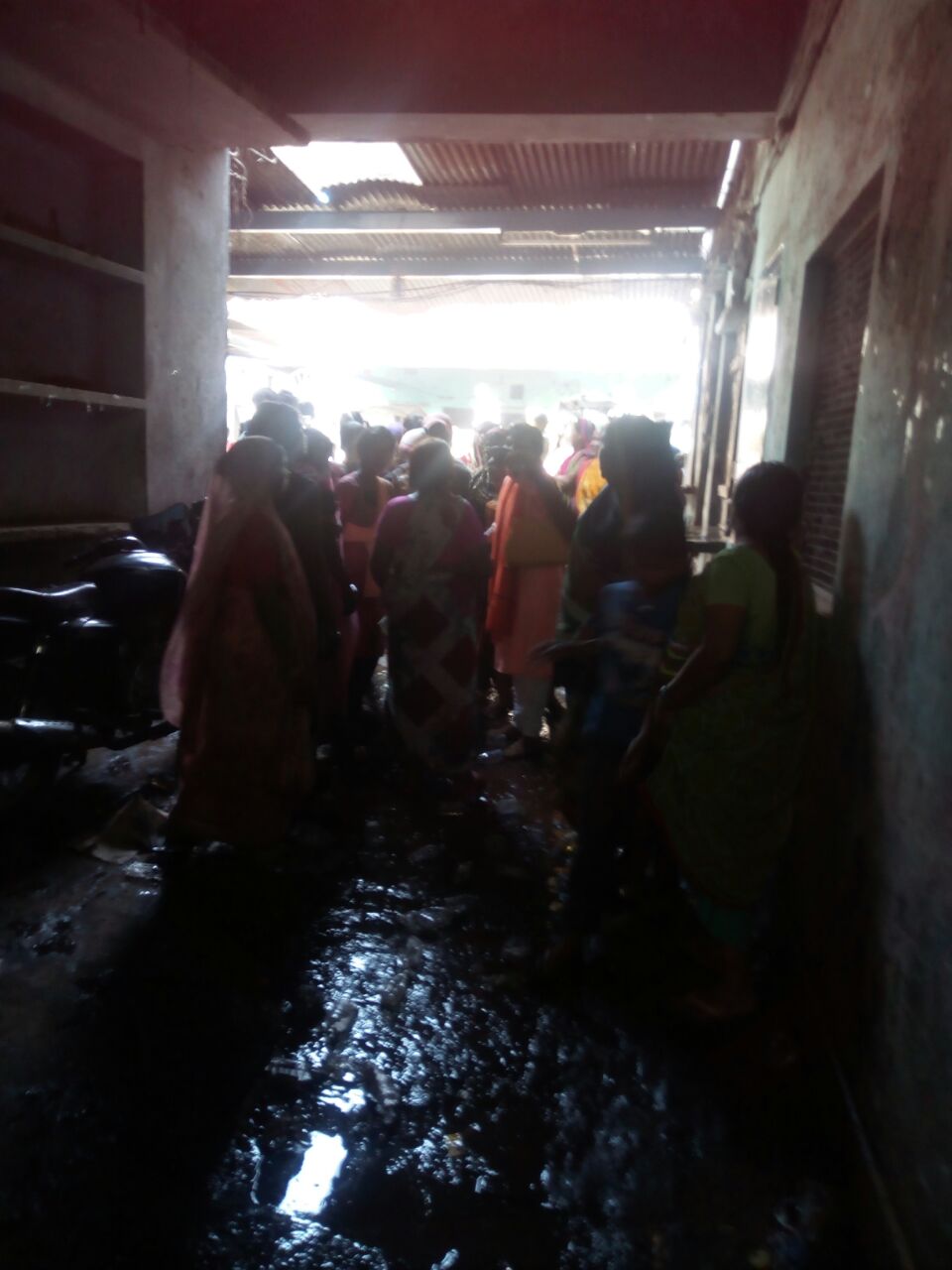 রাজ্যের দায়িত্ব নিয়েই যোগী আদিত্যনাথ প্রশাসন ঘোষণা করেছিল, রাজ্যের কোনও জায়গায় প্রকাশ্যে মদ্যপান করতে দেখা গেলেই তাদের বিরুদ্ধে ব্যবস্থা নেওয়া হবে।