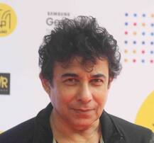 স্ত্রীর সঙ্গে অশান্তি, বাড়ি থেকে গলাধাক্কা অভিনেতা দীপক তিজোড়িকে, আইনজীবীর কাছে গিয়ে জানলেন বিয়েটিই আইন সম্মত ছিল না!