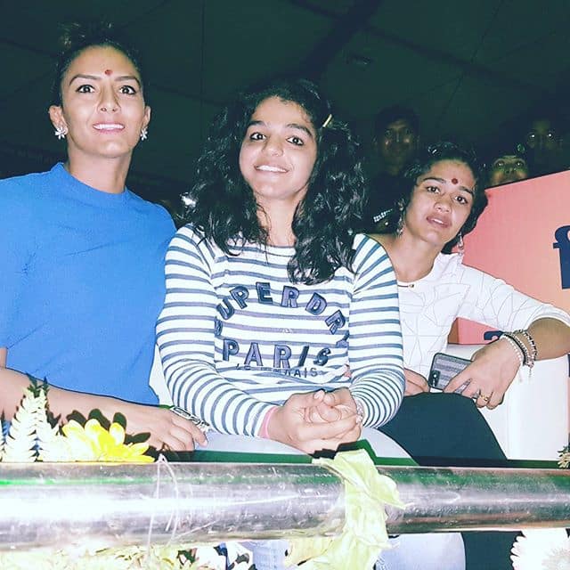 হরিয়ানার আর দুই পালোয়ান গীতা ও ববিতা ফোগতের সঙ্গে সাক্ষী।