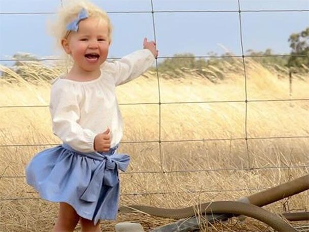 Terrifying Moment Just A Snake Passed Besides This Kid মেয়ের পাশ দিয়ে বেরিয়ে গেল বিরাট এক সাপ! ছবি তুলতে গিয়ে আঁতকে উঠলেন মা