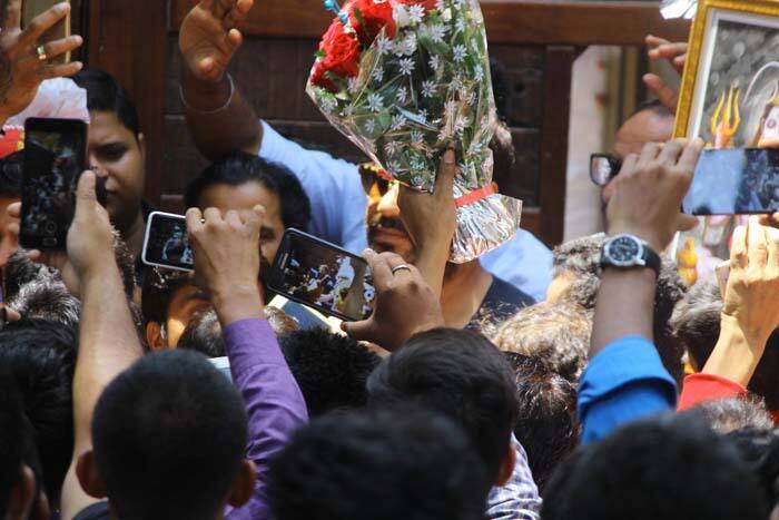 প্রিয় নায়কের জন্য উপহার হাতে ফ্যানেরা।