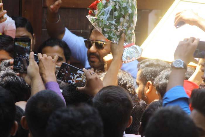 সকলেই চান তাঁর হাতে ফুলের তোড়া তুলে দিতে। 