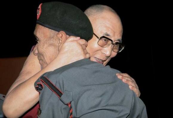 Dalai Lama Thanks Border Guard After 58 Years ৫৮ বছর আগে নিরাপত্তা দিয়েছিলেন তাঁকে: বৃদ্ধ সীমান্ত প্রহরীকে জড়িয়ে ধরে ধন্যবাদ দলাই লামার