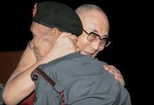 ৫৮ বছর আগে নিরাপত্তা দিয়েছিলেন তাঁকে: বৃদ্ধ সীমান্ত প্রহরীকে জড়িয়ে ধরে ধন্যবাদ দলাই লামার