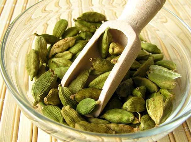 এলাচ- হজমশক্তি বাড়ায় । ছোট এলাচের দুইটি দানা গুঁড়ো করে জলে ফুটিয়ে তা ঠাণ্ডা হলে পান করুন, অ্যাসিডিটি থেকে মুক্তি পাবেন।