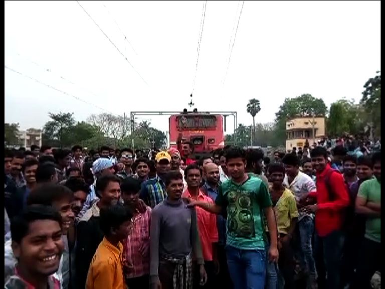 Rail Aborodh By Daily Passengers At Gushkara Station Several Trains Stopped And Delayed গুসকরা স্টেশনের রেল অবরোধ উঠে গেল, দেরিতে চলছে বহু ট্রেন, দুর্ভোগে যাত্রীরা