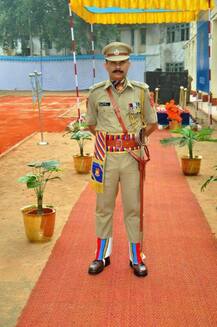 দেখুন, শরীরে ৯টি গুলি লেগে এক মাস কোমায় থাকার পর সুস্থ হয়ে বাড়ি ফিরছেন সিআরপিএফ জওয়ান