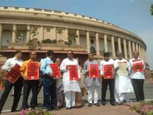 স্বল্প সঞ্চয়ে সুদ কমার প্রতিবাদে সংসদের বাইরে ধর্না তৃণমূলের, কটাক্ষ বিজেপির