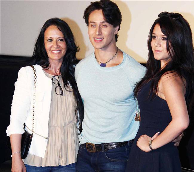 মা ও দাদার সঙ্গে