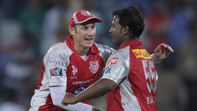 এর আগে আইপিএল-এ শেষ ওভারে সবচেয়ে বেশি রান দেওয়ার রেকর্ড ছিল ডেভিড হাসির। তিনি ২৭ রান দিয়েছিলেন