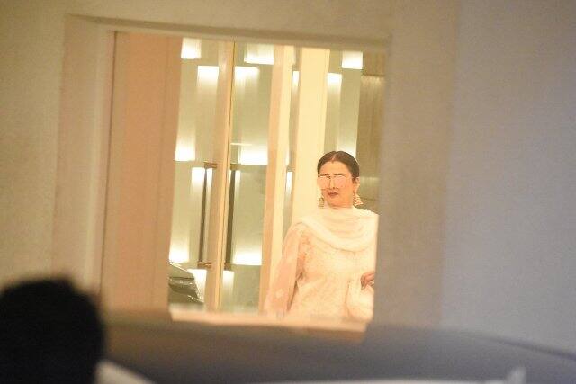  কর্ণ জোহরের যমজ সন্তানকে দেখতে হাজির রেখা। ছবি সৌজন্যে মানব মাঙ্গলানি