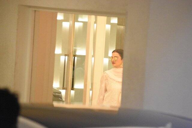  কর্ণ জোহরের যমজ সন্তানকে দেখতে হাজির রেখা। ছবি সৌজন্যে মানব মাঙ্গলানি