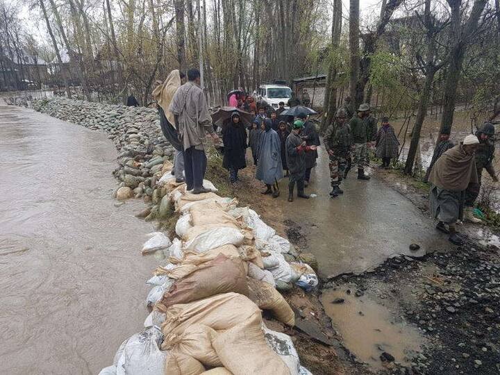 পাথর ও বালি দিয়ে তাঁরা অস্থায়ী বাঁধ তৈরি করে এলাকায় প্লাবন হওয়া রুখে দেন।