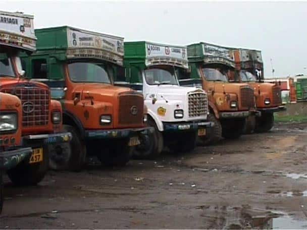 Truck strike starts today পেট্রোপণ্যের মূল্যবৃদ্ধির প্রতিবাদে আজ থেকে অনির্দিষ্টকালের ট্রাক ধর্মঘট