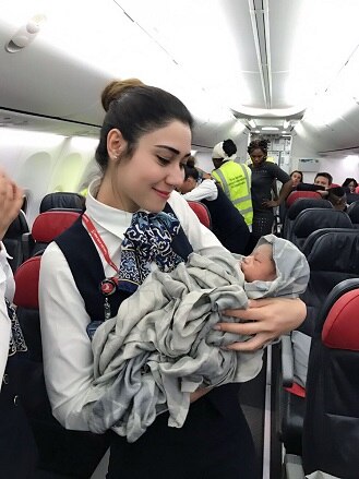 Baby On Board Woman Gives Birth On Turkish Airlines Flight ৪২ হাজার ফুট উঁচুতে বিমানের মধ্যে শিশুর জন্ম