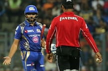 আম্পায়ারের সিদ্ধান্তের বিরুদ্ধে ক্ষোভপ্রকাশ করে ভর্ৎসিত রোহিত শর্মা