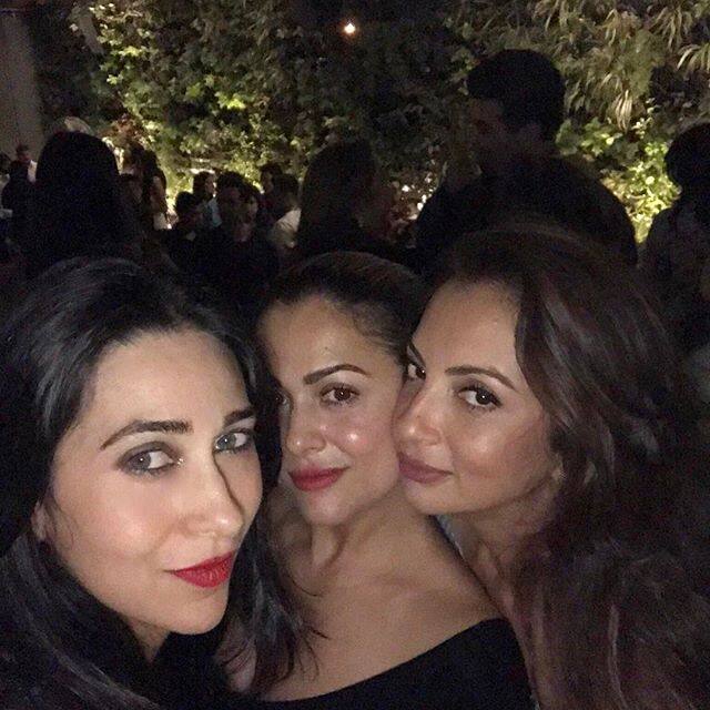 বিবাহ বিচ্ছেদের পর করিশ্মার এই সাম্প্রতিক ছবিগুলো পাওয়া গেছে তাঁর ইন্সটাগ্রাম অ্যাকাউন্টে। এই ছবি থেকে একটা কথা স্পষ্ট ‘এজ ইজ জাস্ট আ নাম্বার’