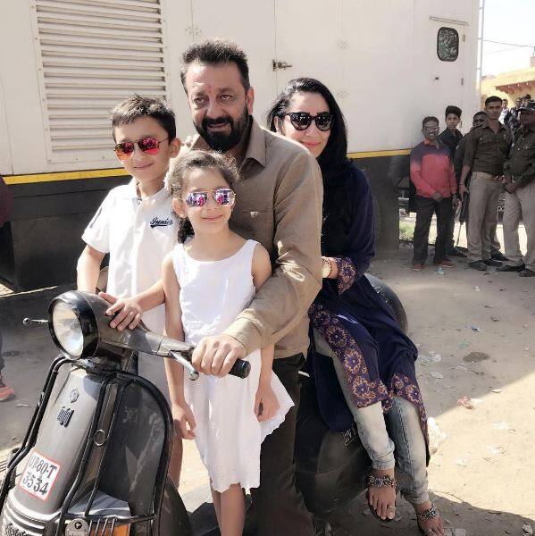 ভূমির শ্যুটিংয়ে আগরায় দত্ত পরিবার। 