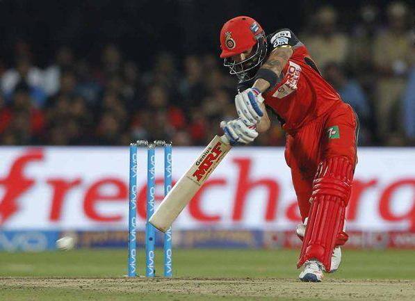 এক্ষেত্রে বিরাট কোহলিকেও পিছনে ফেলেছেন এবি। কোহলি তিন নম্বরে ব্যাটিং করে ১৩ টি হাফসেঞ্চুরি করেছেন।