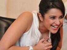 পরিণীতি চোপড়া বসে দেখছেন তাঁর পুরনো ছবি, পাশে ব্যাজার মুখে অজয় দেবগণ