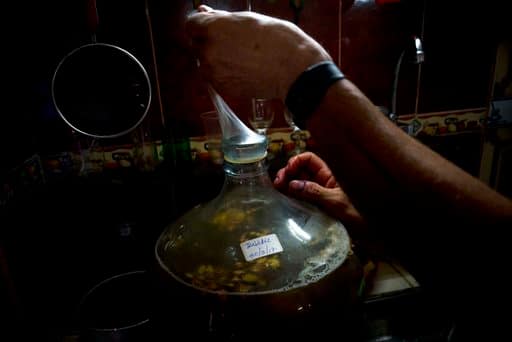 এই ছবিতে কিউবার একটি পরিবারের মদ তৈরির চিত্র তুলে ধরা হয়েছে।