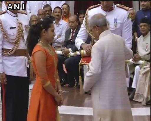 দেখুন, দীপা, সাক্ষীদের হাতে পদ্ম পুরস্কার তুলে দিলেন রাষ্ট্রপতি