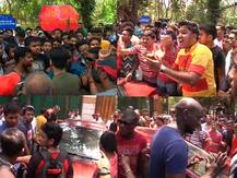 ডার্বি হারের জের, ইস্টবেঙ্গল ক্লাব-তাঁবুতে সমর্থকদের বিক্ষোভের মুখে ফুটবলাররা, কোচের অপসারণ দাবি