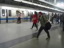 আচমকা নীল ছবি দিল্লির রাজীব চক মেট্রো স্টেশনের টেলিভিশনে