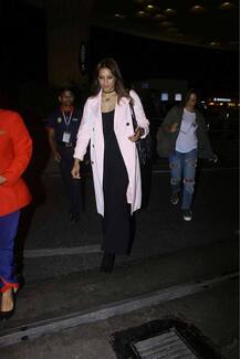 বিমানবন্দরে বিপাশা বসু