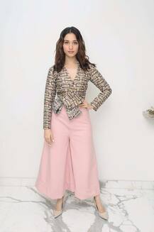 সৌন্দর্য্যের ঝলক দেখালেন \'বাহুবলী\' তারকা তমন্না ভাটিয়া