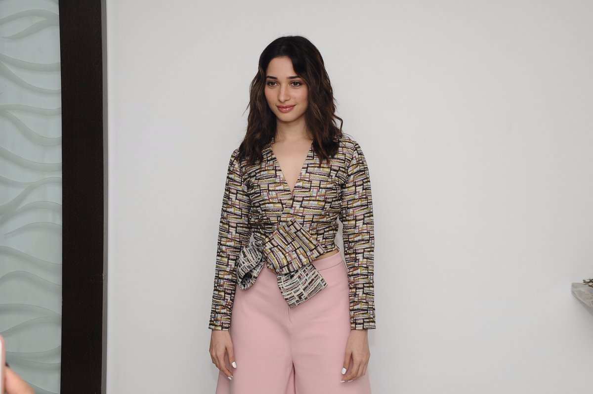 সৌন্দর্য্যের ঝলক দেখালেন \'বাহুবলী\' তারকা তমন্না ভাটিয়া