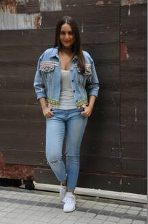 নীল ডেনিমে সাহসী পোজ দিলেন সোনাক্ষী সিংহ