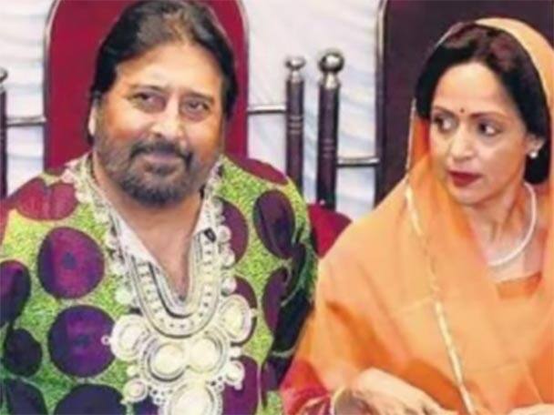 রাজমাতার চরিত্রে হেমা এবং মহারাজার চরিত্রে অভিনয় করছেন বিনোদ খন্না। ৮০-র দশকের জনপ্রিয় এই জুটি বিনোদ-হেমা ফের একবার পর্দায়