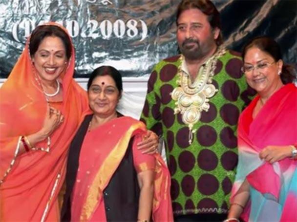 পুত্র বিদেশের শিক্ষায় শিক্ষিত হয়ে দেশে ফেরেন। যোগ দেন মহারানির বিরোধী শিবিরে। আদর্শের এক দুরন্ত সংঘাত মা-ছেলের। কিন্তু অগুন্তি গ্বালিয়রবাসীর বিশ্বাসের সঙ্গে রইলেন দৃঢ়চেতা মহারানি। হয়ে উঠলেন প্রকৃত রাজমাতা। ১৯৭৫-এর জরুরি অবস্থায় বন্দি হলেন মহারানি। তারপরের ঘটনা নিয়েই এই ছবি