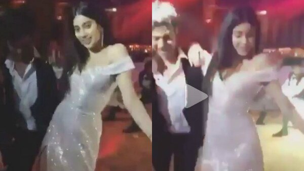 Watch Sridevis Stunning Daughter Jhanvi Kapoor Shakes Her Booty While Partying Hard With Friends দেখুন: পার্টিতে বন্ধুদের সঙ্গে নাচছেন শ্রীদেবী-কন্যা জাহ্নবী