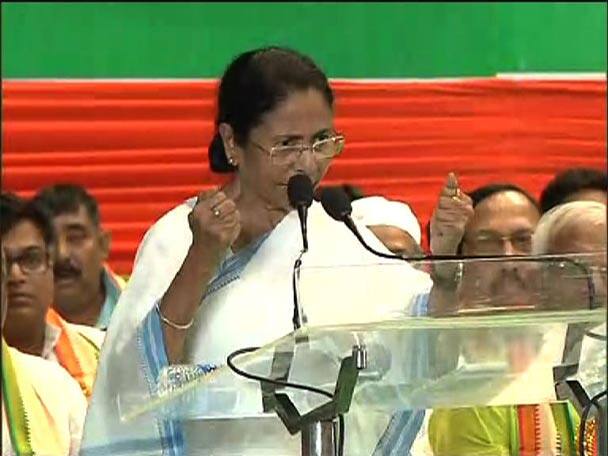 নারদ-অভিযুক্তদের পাশে দাঁড়ালেন মমতা Mamata Banerjee Supports The Accused In Narada Case নারদ-অভিযুক্তদের পাশে দাঁড়ালেন মমতা