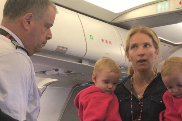 American Airlines Suspends Employee Who Hit Mother Of Twins With Stroller অপরাধ, বিমানে প্যারাম্বুলেটর নিয়ে উঠেছিলেন, ২ সন্তানের মাকে নামিয়ে দিল আমেরিকান এয়ারলাইন্স