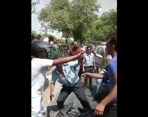 গাড়ি ছুঁয়েছে বাইক, এই অপরাধে মারধর করা হল বায়ুসেনার অফিসারকে, ভিডিও ভাইরাল