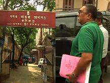 মেট্রো স্টেশন থেকে প্রায় ৫ কোটি টাকা মূল্যের ১৪০ সোনার বিস্কুট উদ্ধার, গ্রেফতার ২ পাচারকারী